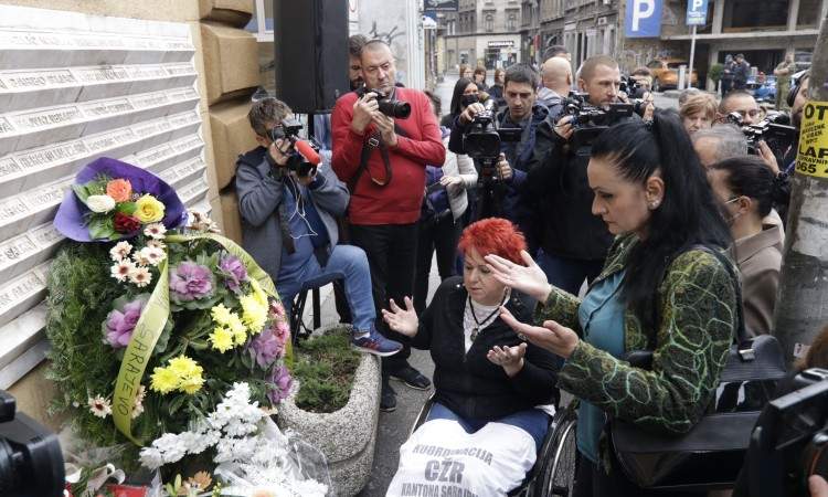 Cvijeće, Fatiha i minuta šutnje za ubijene kod Gradske tržnice